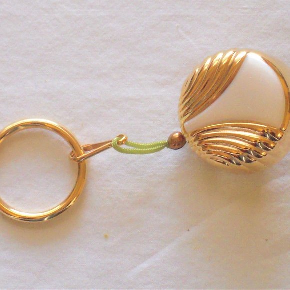 Avon Vintage Retro Gold Tone Pearlesque Key Clip Ring - Picture 2 of 8